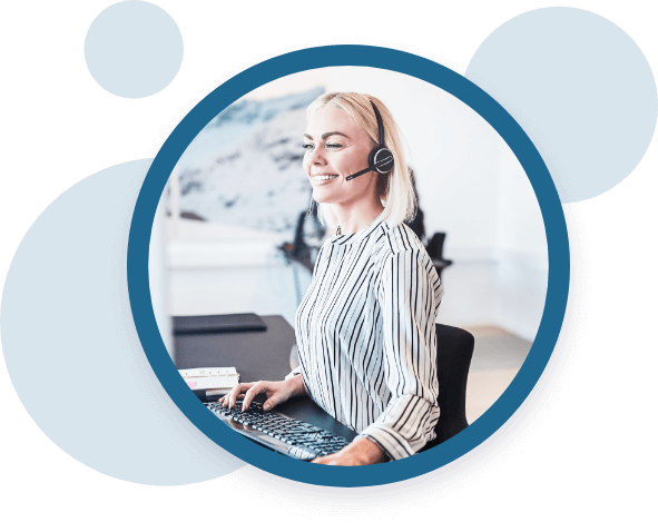 karriere tutor Eine lächelnde Person mit Headset sitzt an einem Schreibtisch und tippt auf einer Tastatur. Die Person hat helles Haar und trägt ein gestreiftes Hemd. Im Hintergrund ist ein moderner, heller Büroraum mit einer Mischung aus abstrakten blauen Formen im Bilddesign zu sehen.